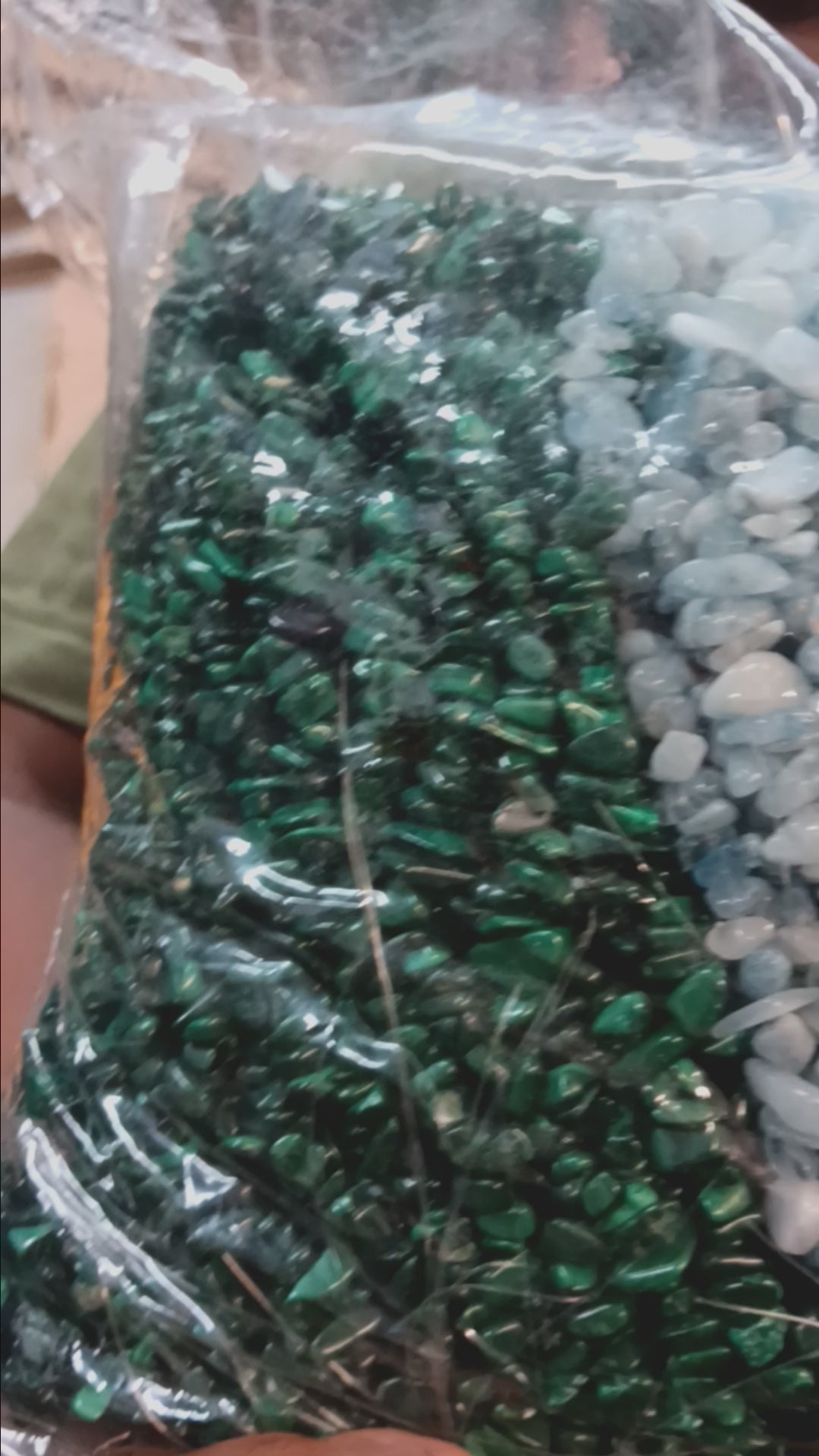 Beads: Malachite chips